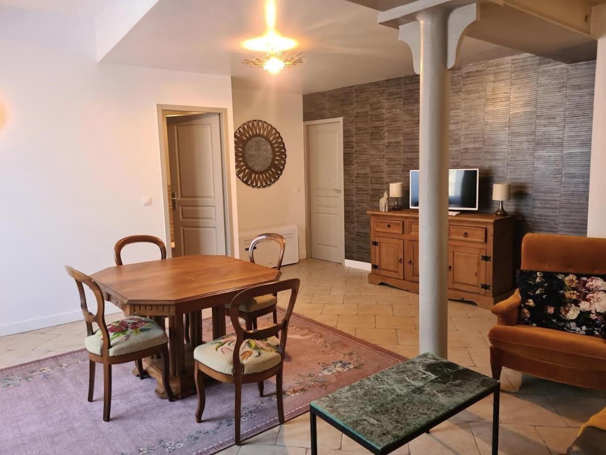 Gite En Face Du Chateau De Nizas, 4 Chambres D'Hotes Et 1 Appartement Familial Avec 2 Chambres Exterior foto